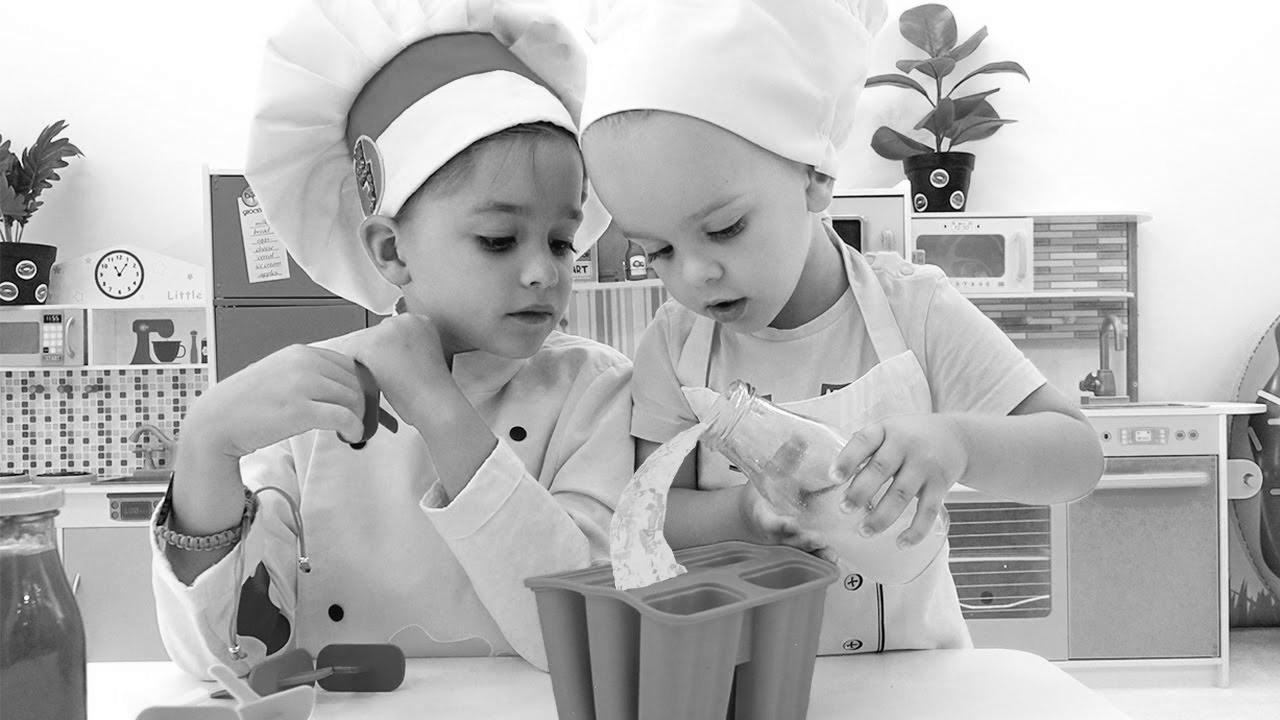 Niki and Chris be taught to cook dinner for Mother