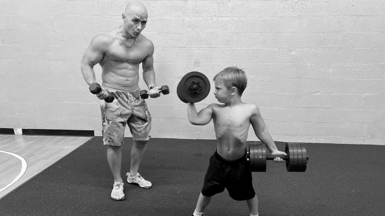 Easy methods to turn out to be STRONG?!  5 Yr Previous Boy Lifts Heavy Weights